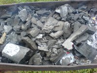 Засыпали горящие ветки сверху древесным углем из крафт-пакета